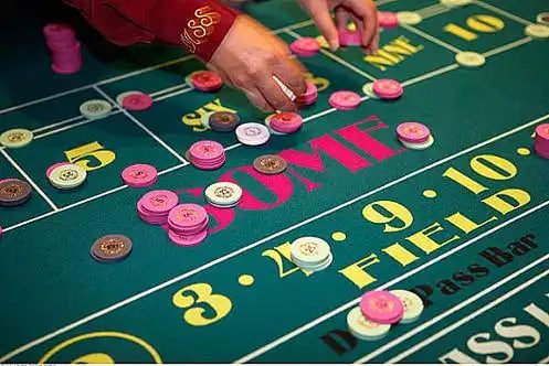 Bet sizing and auto-spin controls Bet-sizing controls and auto-spin settings on a Microgaming slot